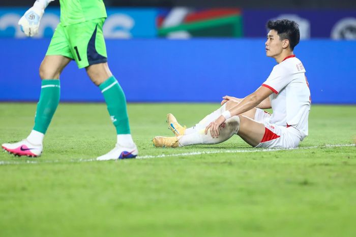 Chuyên trang thống kê uy tín Flashscore nhấn mạnh chi tiết một cơ hội lớn bị bỏ lỡ và tỷ lệ tranh chấp thành công 2/9 lần. Họ chấm điểm Đình Bắc 5,1, thấp nhất trong toàn bộ 22 cầu thủ đá chính. Chiều ngược lại, Hoàng Đức (8,6 điểm) là người được chấm cao nhất trận.