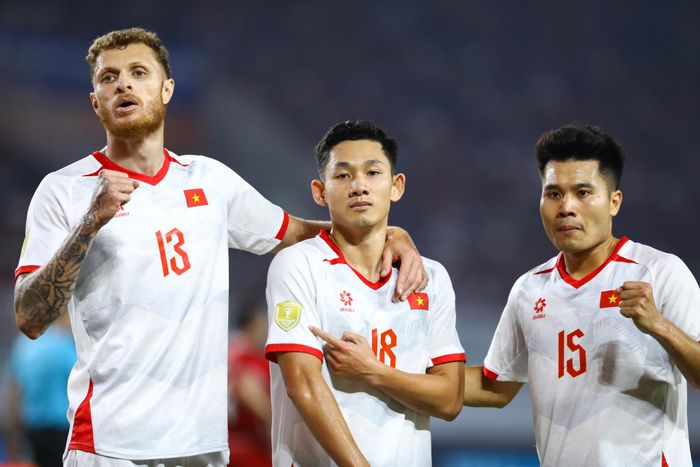  Các cầu thủ dự bị cũng đã chơi rất tốt khi được tạo cơ hội trước Indonesia. Nguyễn Hai Long ghi bàn nâng tỷ số lên 2-0 và ăn mừng bằng cách chỉ tay vào logo màu vàng bên tay áo phải, ám chỉ Việt Nam mới đang là đương kim vô địch của giải. Ở ASEAN Cup 2024, chính Hai Long là người ghi bàn quyết định, mang về chức vô địch Đông Nam Á thứ ba trong lịch sử cho bóng đá Việt Nam. 