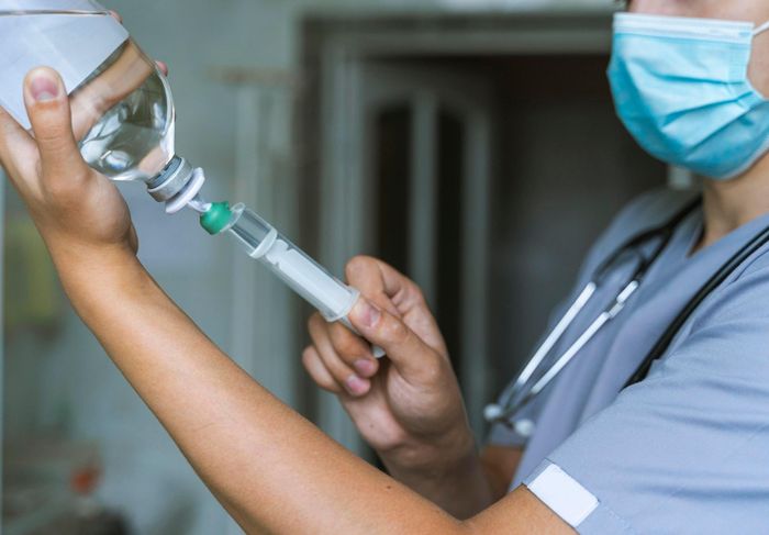  Truyền dịch tại nhà ngày càng phổ biến nhờ sự tiện lợi. Ảnh: Magnific. 