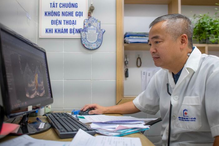  Theo PGS Nguyễn Lân Hiếu, chỉ một số ít trường hợp thực sự cần truyền dịch. Ảnh: Việt Linh. 
