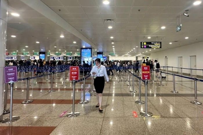 Làn xuất nhập cảnh riêng tại nhà ga T2, sân bay Nội Bài, được phân theo từng nhóm gồm khách VIP, người nước ngoài, tổ bay, công dân Việt Nam, khách nối chuyến. Ảnh: Công an Cửa khẩu Cảng hàng không quốc tế Nội Bài.