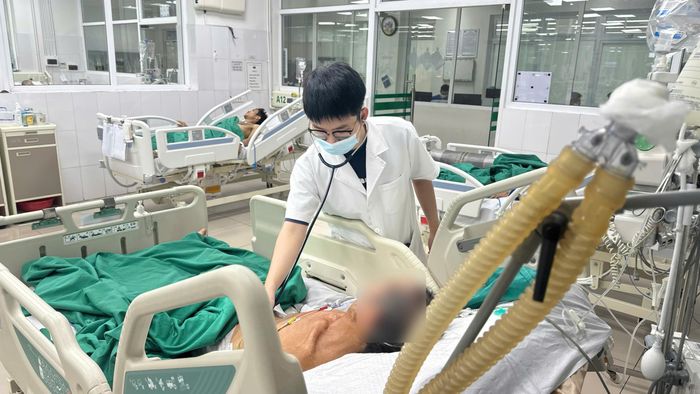  Bác sĩ thăm khám cho bệnh nhân. Ảnh: BVCC. 