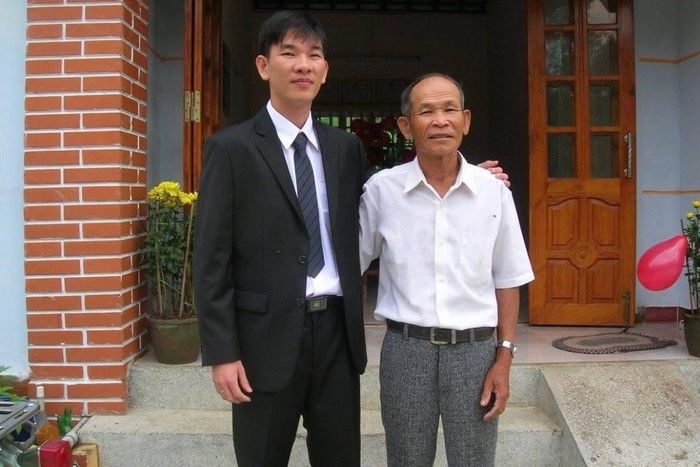  Ông Lồng bên con trai thứ hai - PGS.TS Phan Văn Ca.