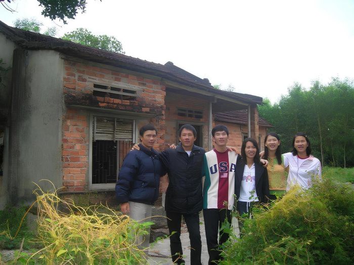  Năm 2010, các con ông Lồng bà Hòa cùng chụp bức hình kỷ niệm trước căn nhà cũ, nơi gói gém trọn vẹn tuổi thơ và công ơn dưỡng dục của cha mẹ.