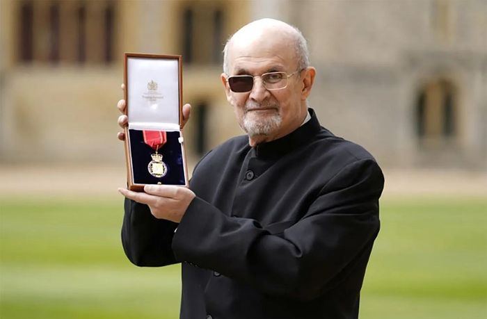  Salman Rushdie là nhà văn Anh gốc Ấn, tác giả tiểu thuyết đoạt giải Booker 1981 - Những đứa con của nửa đêm. 
