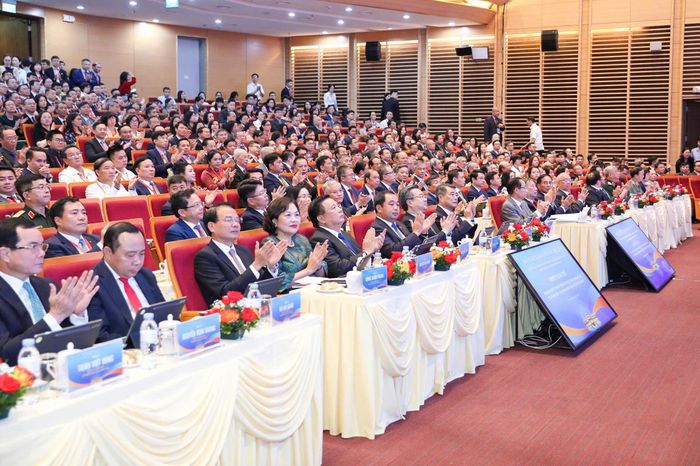 Các đồng chí lãnh đạo, đại biểu tham dự phiên toàn thể Ngoại giao phục vụ phát triển đất nước trong giai đoạn mới. Ảnh: Nguyễn Bình.