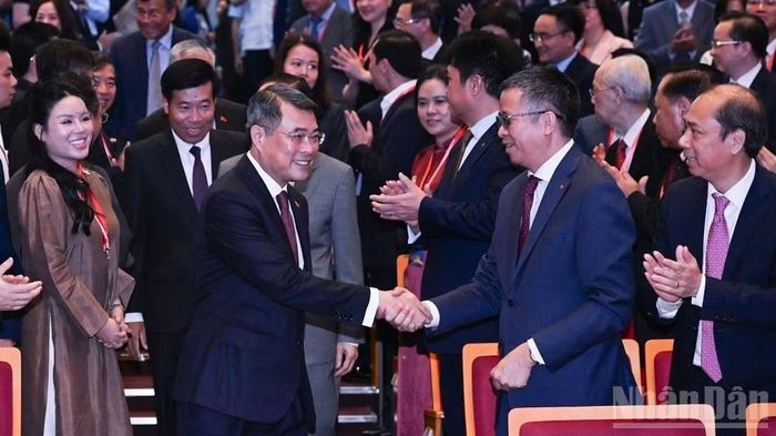 Thủ tướng Lê Minh Hưng bắt tay các đại biểu tham dự phiên toàn thể sáng 4/8. Ảnh: Nhân Dân.