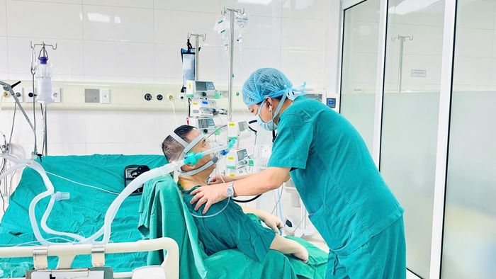  Ông T. (bên trái) sau ca ghép phổi từ người cho chết não. Ảnh: BVCC. 