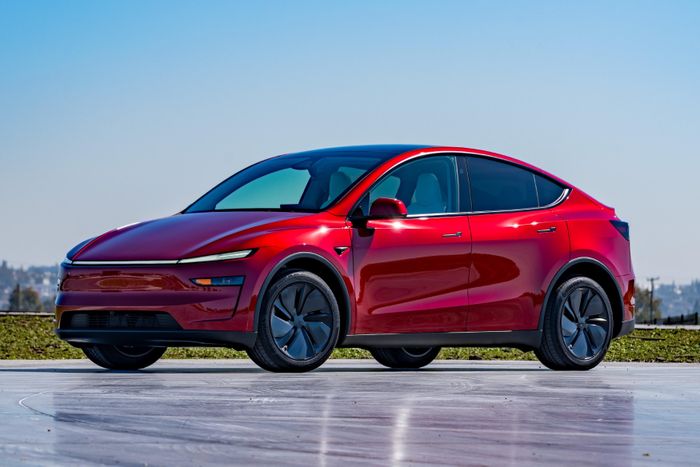  Mặc dù là một mẫu SUV crossover cỡ nhỏ, Tesla Model Y có khả năng tăng tốc từ 0 lên 97 km/h trong 6,9 giây. Với phiên bản hiệu năng cao Model Y Performance, con số này có thể đạt 3,3 giây. 