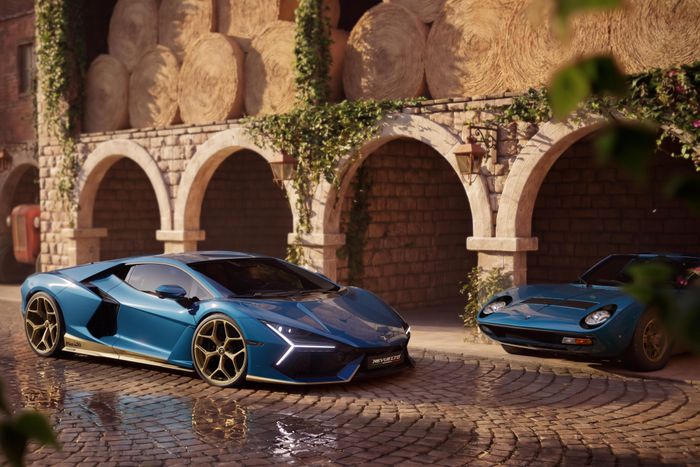  Lamborghini Revuelto vẫn được trang bị động cơ V12 hút khí tự nhiên 6.5L kết hợp 3 động cơ điện, cho ra công suất tổng hợp 1.015 mã lực. Xe có khả năng tăng tốc từ 0 lên 100 km/h chỉ trong 2,5 giây, trước khi đạt tốc độ tối đa hơn 350 km/h. 