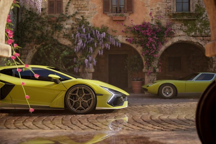  Ngoại thất còn được trang trí bởi logo Miura 60 và dòng chữ Lamborghini màu đen bóng. Nội thất của siêu xe này được bọc da cao cấp, đi kèm ốp Classica với họa tiết "cannelloni" và bổ sung huy hiệu "Miura 60° - Serie Speciale 1 di 99". 