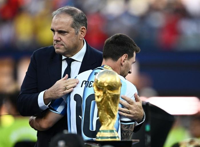  Montagliani hiểu rõ bộ máy FIFA, có quan hệ sâu rộng và không gắn quá chặt với cuộc đối đầu giữa Infantino và UEFA. 
