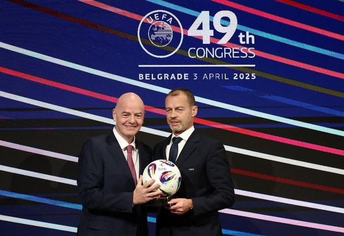  Chủ tịch UEFA, Ceferin (phải) là một trong những người chỉ trích Infantino mạnh mẽ nhất và từng tẩy chay trận chung kết World Cup 2026 sau hàng loạt bất đồng với FIFA. 