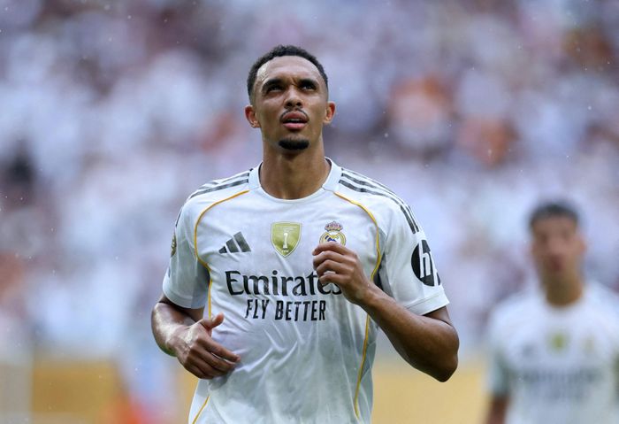 Trent Alexander-Arnold được Mourinho thử nghiệm trong vai trò tiền vệ mỗi khi Real Madrid kiểm soát bóng.