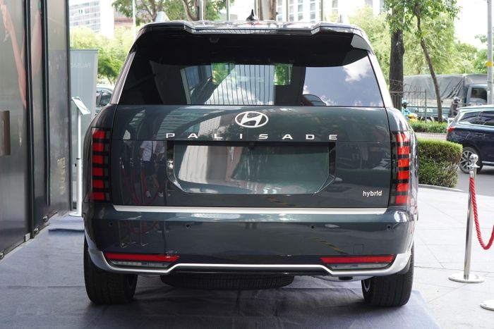  Phần đuôi xe với cặp đèn hậu đặt dọc, logo "hybrid" ở góc phải nhằm phân biệt phiên bản sở hữu hệ truyền động lai. 