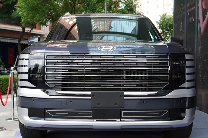  So với bản chạy xăng, Palisade hybrid có phần đầu xe hiện đại hơn. Cặp đèn chiếu sáng trước nay chuyển thành dạng đặt dọc, ôm lấy cụm đèn Pha/cos. 