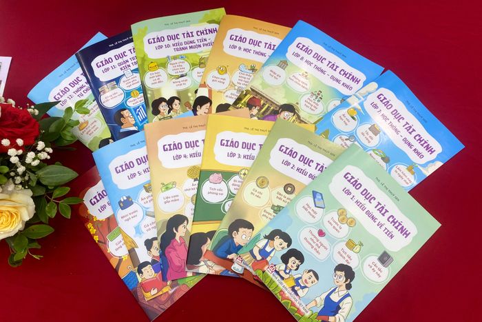  Bộ sách Giáo dục tài chính từ lớp 1 đến lớp 12 của tác giả Lê Thị Thúy Sen. Ảnh: Ngọc Bích. 