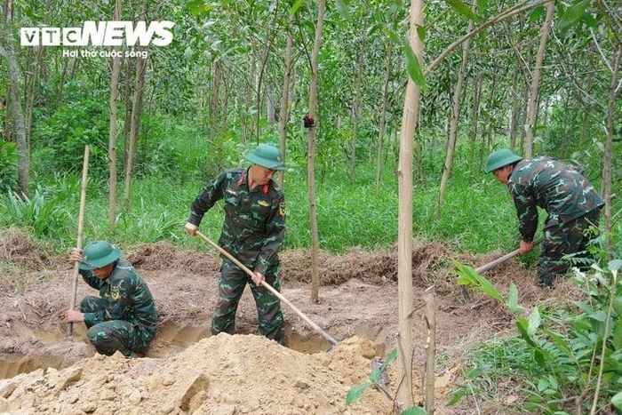  Lực lượng chức năng đang mở rộng tìm kiếm hài cốt liệt sĩ tại khu vực Câu Nhi. Ảnh: Xuân Diện. 