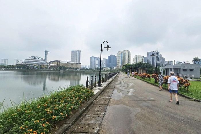 Đông đảo người dân đến công viên tập thể dục