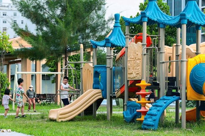 Bên trong công viên có sân chơi cho trẻ em và các tiện ích phục vụ nhu cầu thể thao của người dân