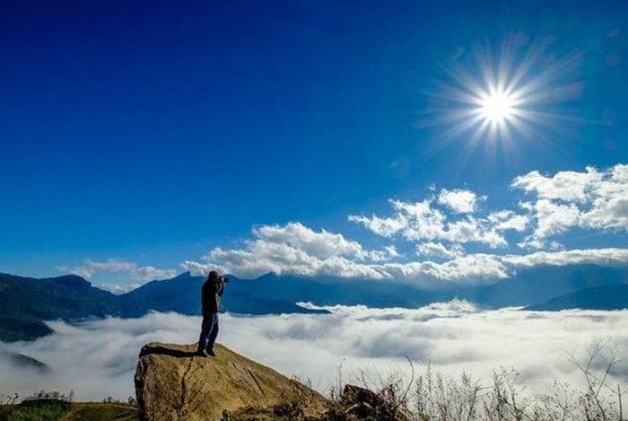 Du khách săn mây ở Y Tý. Ảnh: ITN