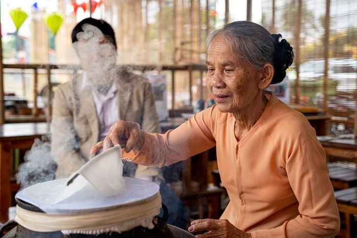 Một nghệ nhân trình diễn cách tráng mỳ Quảng tại lễ hội ẩm thực tổ chức ở Hội An