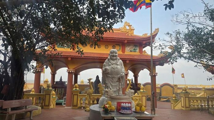 Đền Bà Đế có cấu trúc đơn giản nhưng trang nhã. Ảnh: Vĩnh Quân