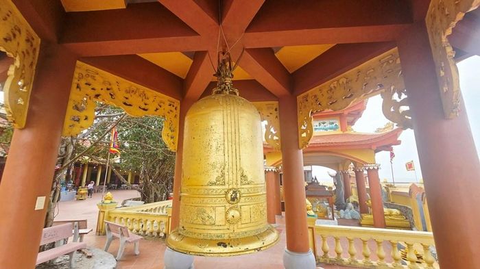 Chuông thờ tại đền Bà Đế. Ảnh: Vĩnh Quân