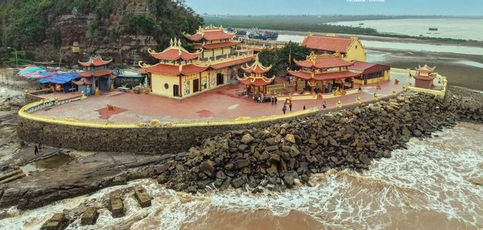 Quang cảnh đền Bà Đế. Ảnh: TT