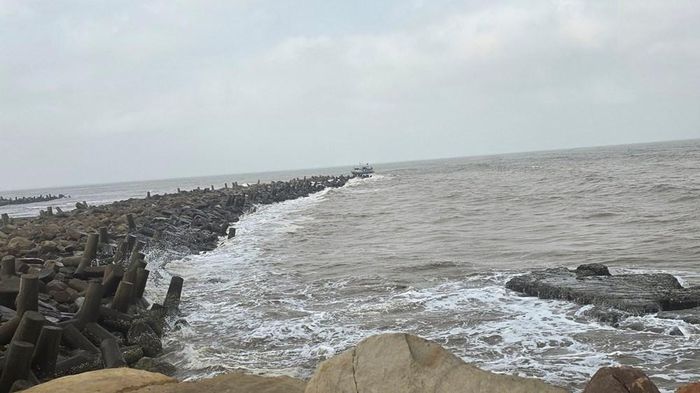 Bãi đá tự nhiên vô cùng đẹp trước đền Bà Đế. Ảnh: Vĩnh Quân