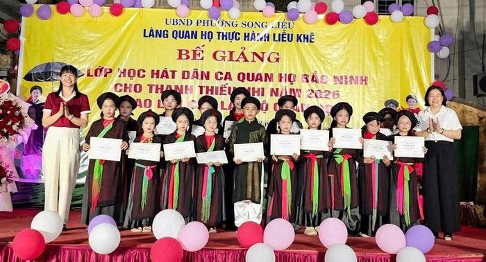 Trao Giấy chứng nhận hoàn thành lớp tập huấn cho các học viên
