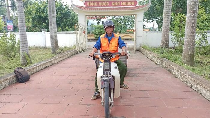 Anh Nguyễn Văn Long chuẩn bị cắt cỏ, quét dọn nghĩa trang liệt sĩ
