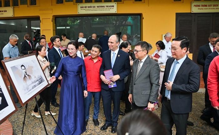 Đại biểu tham quan các không gian trưng bày