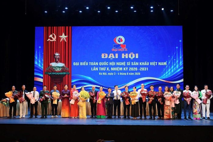 Lãnh đạo các cơ quan Trung ương tặng hoa chúc mừng các ủy viên Ban Chấp hành Hội Nghệ sĩ Sân khấu Việt Nam khóa X, nhiệm kỳ 2026 - 2031. Ảnh: Tuấn Anh