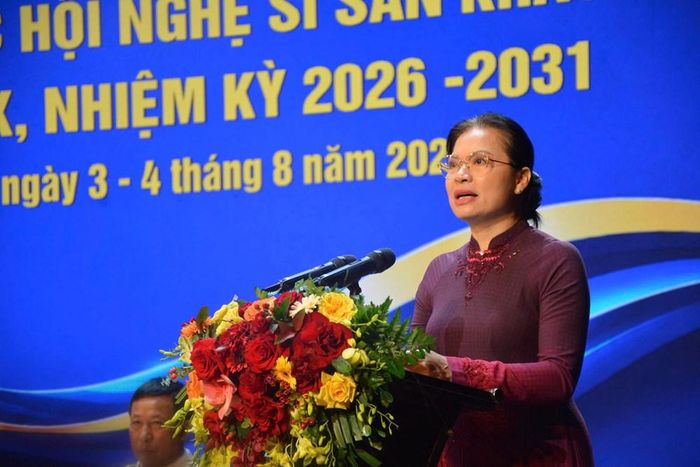 Bà Hà Thị Nga nhiệt liệt biểu dương, chúc mừng những kết quả Hội Nghệ sĩ sân khấu Việt Nam và đội ngũ nghệ sĩ sân khấu cả nước đạt được trong nhiệm kỳ qua
