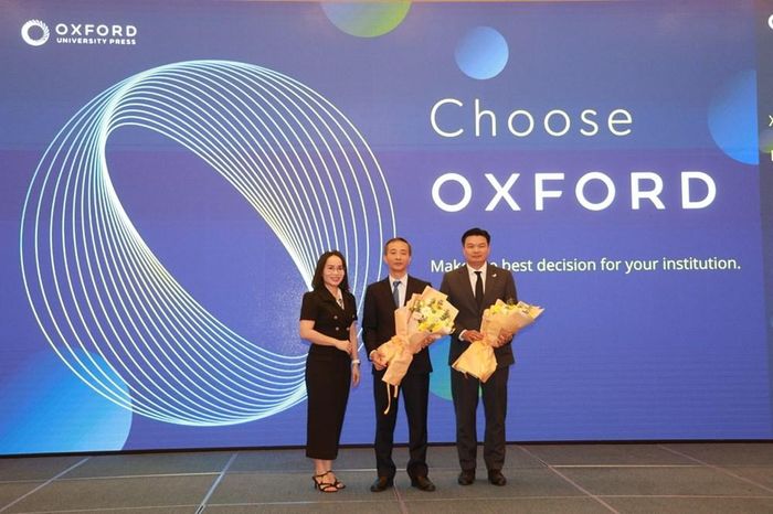 Bà Nguyễn Uyên - Trưởng Đại diện VP NXB Đại học Oxford tại Việt Nam tặng hoa cho ông Nguyễn Chí Bính – Phó Tổng giám đốc thường trực NXBGDVN và ông Hoàng Tùng - Giám đốc Công ty Cổ phần Giáo dục Quốc tế UKTA