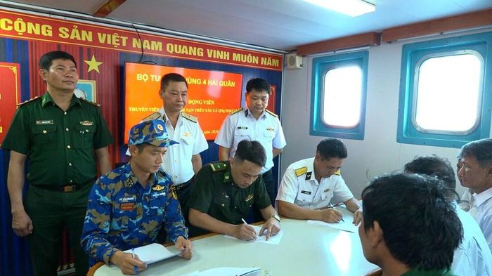 Đại diện các lực lượng làm thủ tục bàn giao 33 ngư dân gặp nạn trên biển theo quy định