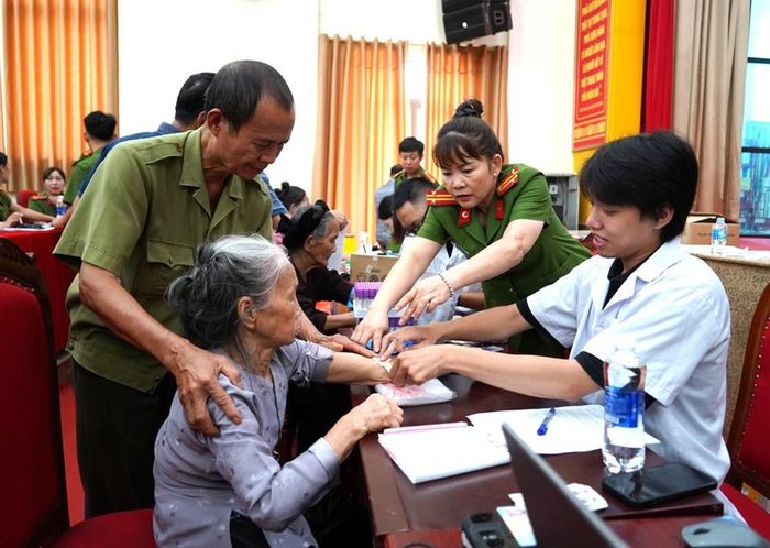 Mỗi mẫu ADN của thân nhân được thu nhận hôm nay sẽ trở thành dữ liệu quan trọng phục vụ đối sánh, xác định danh tính hài cốt liệt sĩ. Ảnh: Công an Thanh Hóa