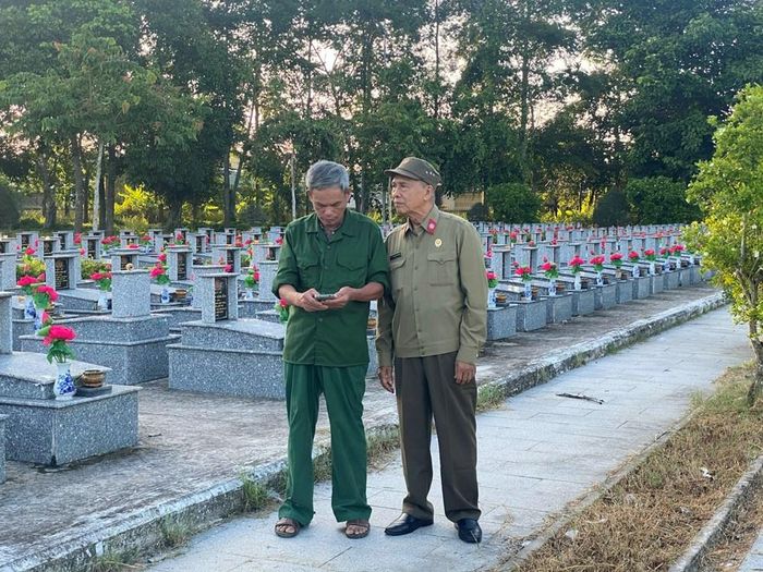 Ông Nguyễn Trọng Bảy (bên trái) cùng đồng đội của liệt sĩ Nguyễn Trọng Cát trên hành trình tìm kiếm nơi yên nghỉ của người thân sau hơn nửa thế kỷ. Ảnh: Công an Thanh Hóa