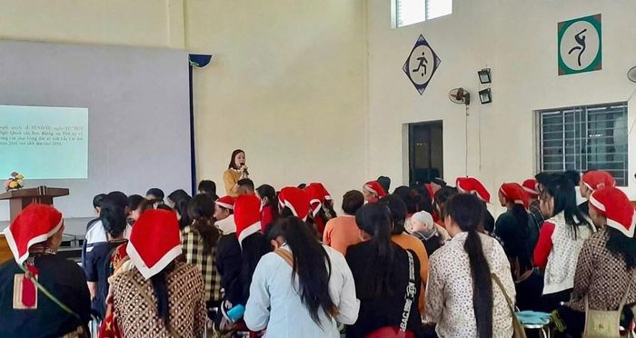 Trạm Y tế xã Hợp Thành tổ chức truyền thông trực tiếp về công tác dân số, chăm sóc sức khỏe sinh sản cho phụ nữ vùng cao. Ảnh: Trạm Y tế Hợp Thành