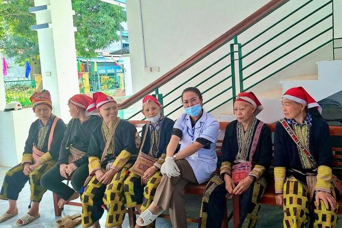 Cán bộ Trạm Y tế xã Hợp Thành tận tình tư vấn, thăm hỏi sức khỏe phụ nữ đồng bào dân tộc thiểu số trên địa bàn. Ảnh: Trạm Y tế Hợp Thành