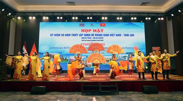 Các nghệ sĩ mang đến tiết mục nghệ thuật tại chương trình