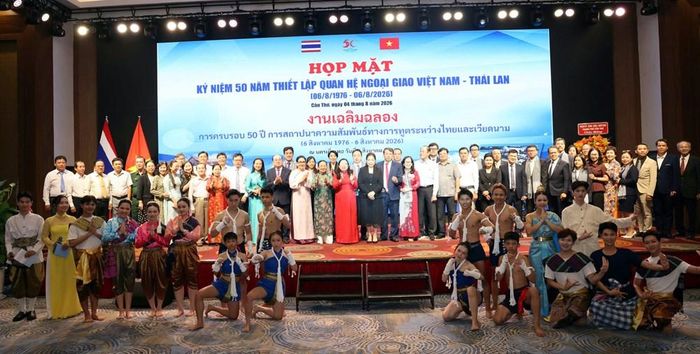Các đại biểu chụp ảnh lưu niệm tại chương trình họp mặt