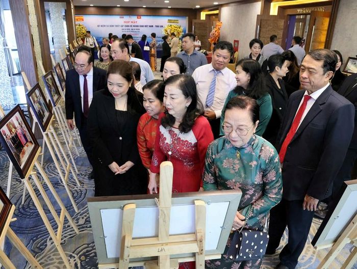 Các đại biểu tham quan, thưởng lãm khu vực trưng bày hình ảnh