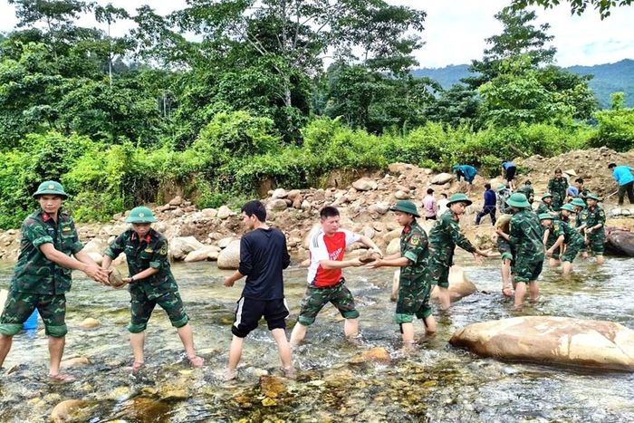 Cán bộ, chiến sĩ cùng các lực lượng và người dân chung sức xây dựng tuyến kè chống sạt lở trước mùa mưa lũ