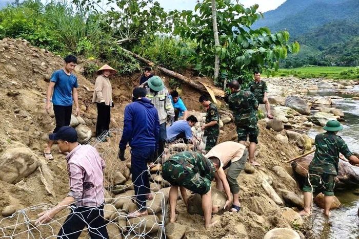 Cán bộ, chiến sĩ cùng các lực lượng và người dân chung sức xây dựng tuyến kè chống sạt lở trước mùa mưa lũ