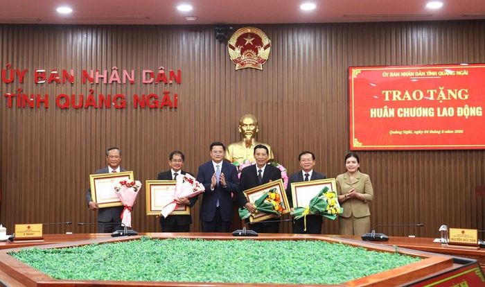 Lãnh đạo tỉnh Quảng Ngãi trao Huân chương Lao động của Chủ tịch nước cho các đồng chí nguyên lãnh đạo tỉnh