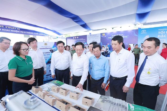 Lãnh đạo tham quan gian trưng bày sản phẩm của tỉnh Phú Thọ