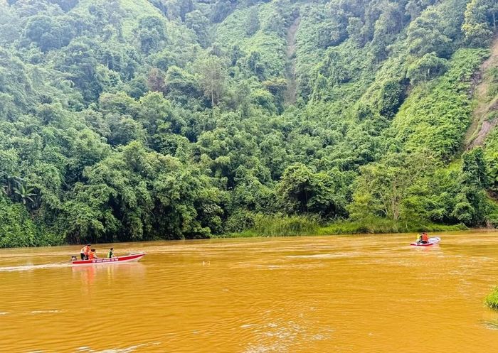 Vận hành thử xuồng cứu hộ mới được trao tặng để sẵn sàng ứng phó mưa lũ tại xã Thuận Hòa