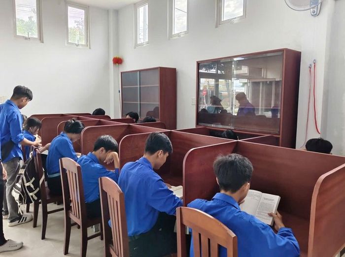 Đoàn viên đọc sách, tìm hiểu thông tin tại Thư viện xã An Minh